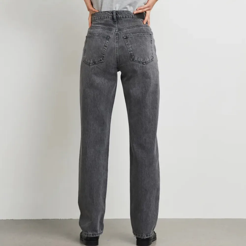 Säljer mina super snygga 90s jeans från GinaTricot, använda max 3 gånger!! De är i tall och är i perfekt längd för mig som är runt 175. Går lätt att klippa av och sy upp om man är kortare😋 köpta för 600, säljer för 400kr eller bud! Skriv om du har frågor💖. Jeans & Byxor.