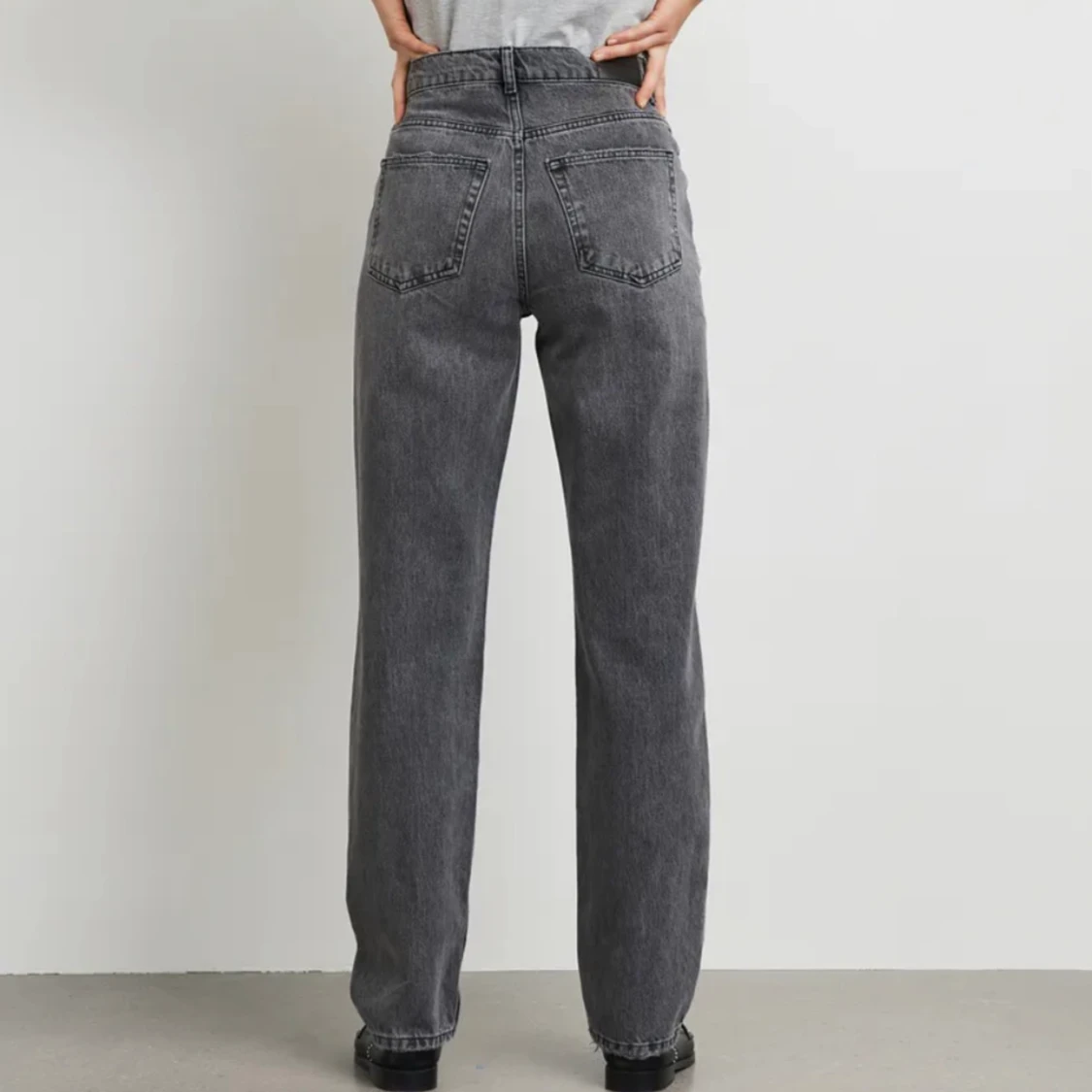 Gråa GinaTricot jeans  - 90