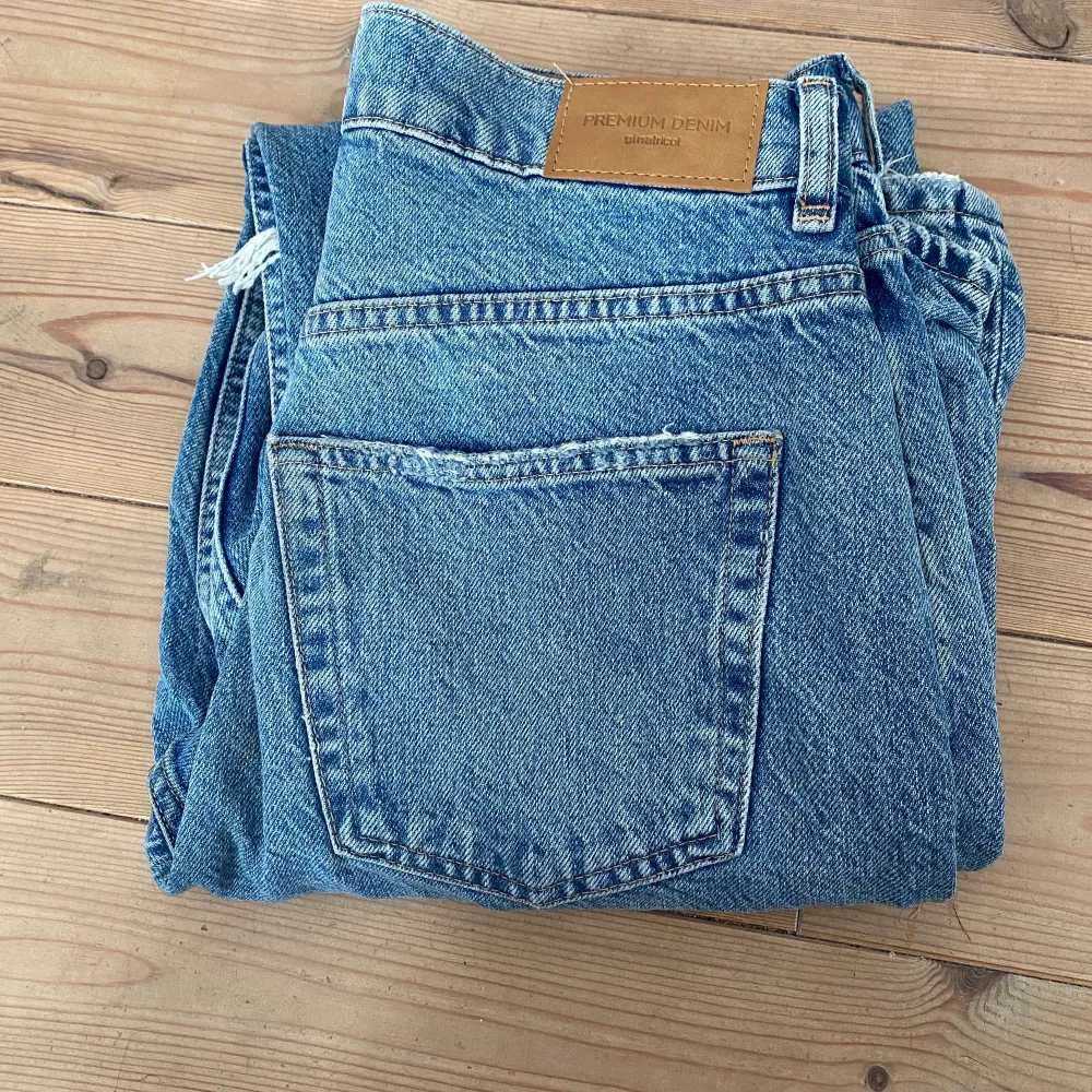 Jeans från Ginatricot i storlek 34. Modellen heter 90s high waist jeans. Använda en gång, så mycket bra skick! Nypris var 499kr 💙 Frakt tillkommer på 49kr. Jeans & Byxor.