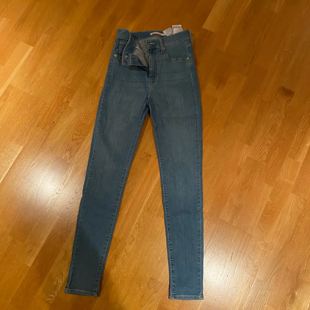 Jeans från levis , storlek 27/30. Använda 1 gång.. Jeans & Byxor.