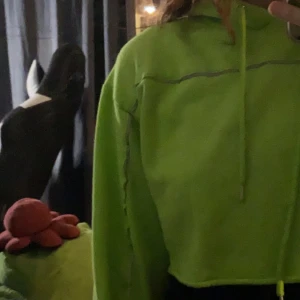 Croppad neon grön hoodie - En croppad hoodie med reflek på från dollskill. Den är i fint skick, har aldrig på mig den längre. 🫶