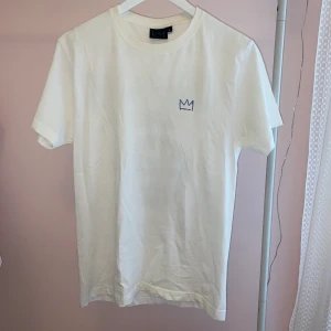 Hov1 t-shirt - köpte på deras ”around the world” tour men har aldrig använt den, behöll den mest bara som ett minne<3