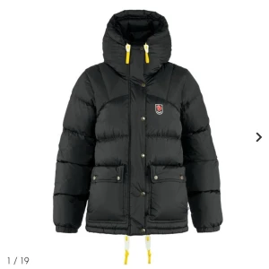 Fjällräven  - !!intressekoll!! På min fjällräven expedition down lite som är köpt förra året i november. Köptes på NK för 7000kr och är i perfekt skick, inga defekter!. Strl xxs men passar större Vid intresse skriv vad du hade kunnat betala!  Kvitto finns!❤️‍🔥❤️‍🔥