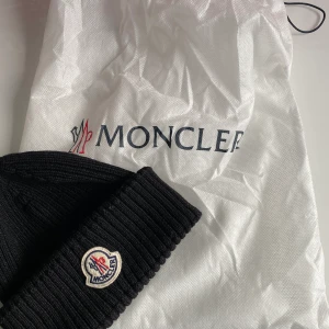 Moncler Mössa - Tjena! Säljer denna feta Moncler mössa då knappt använt den. Det är i topp skick 9,5/10! Kvittor och Påse medföljer såklart!  Köpt för 1899kr. Tänker att det är bra att sälja den nu när det börjar bli kallt!   Pris kan diskuteras 