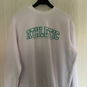 College tröja str S - Säljer denna vita collagetröjan ifrån Gekås. knappt använd så den är som ny. köparen betalar frakt!