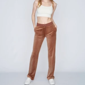 Säljer fina älskade juicy byxor  - Säljer dessa bruna juicy byxorna. Pga att dom är för stora på mig. Andvänt några gånger ganska bra skick. Äkta från bubbelroom köpta för 1000 kr❤️