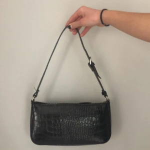 Svart axelväska - Jag säljer min jätte fina väska för att den inte kommer till användning längre. Den kommer ifrån Lindex och kostar i nypris 249 kr. Säljer den för 150 kr. VIKTIGT: frakten kanske inte stämmer så skorv till mig om ni vill veta exakta frakten❤️