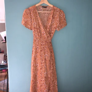 Omlottklänning oanvänd - Nytt skick. Midi klänning. Oanvänd. Färgen är mer lik den sista bilden i verkligheten.