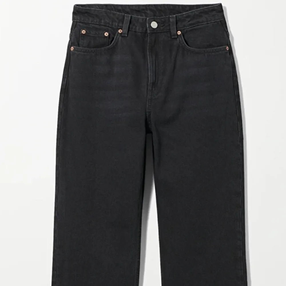 Säljer dessa weekday jeans i modellen voyage. Dem har inga defekter och ser ut som ny💕. Jeans & Byxor.