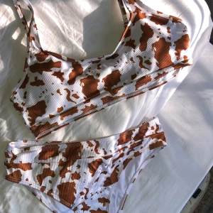 Bikini-set i ko mönster - Oanvänd. Köpte i två storlekar och behöll ena. Överdel är i storlek L och underdel i storlek M.