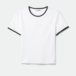 Vit t-shirt från weekday - Säljer denna vita t shirt jag nyligen köpt från weekday men som inte kommer till användning, i bra skick!🤍