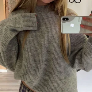 stickad tröja  - jättefin stickad tröja från h&m, knappt använd för jag tycker inte den sitter fint på mig, köparen står för frakt 💗 skicka privat för frågor