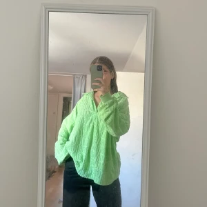 Grön tröja - Grön tröja från missguided i nyskick som jag inte använder längre!💚💚 220kr med frakt!