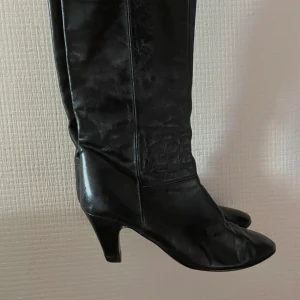 Black lether boots - Supersnygga svarta vintage stövlar med klack. 💚De går upp till ovanför vaderna och sitter riktigt snyggt. Säljer pga för små för mig. Bra skick trots att de är vintage❤️‍🔥❤️‍🔥❤️‍🔥Köparen står för frakten och betalning sker via swish. 