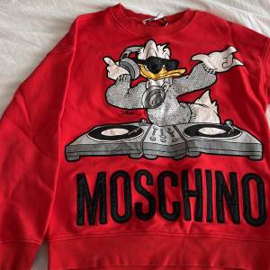 Unik tröja från Hms limited edition kollektion med Moschino för något år sedan, alltså går den inte att få tag på längre. Så cool med paljetter på framsidan! 🫶 Köparen står för frakt!