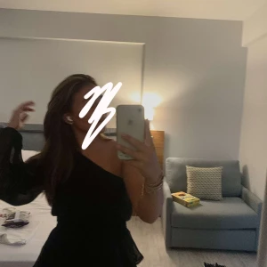 Volangklänning  - Säljer denna jätte fina volangklänning som är köpt på Gina tricot för något år sedan. Jättefint skick och använt ett fåtal gånger.  Xs-S Skriv för fler bilder💕