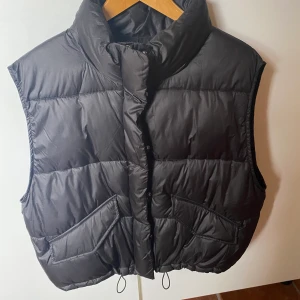 Svart väst - Supercool svart väst i jättefint skick!!🖤🖤😍😍