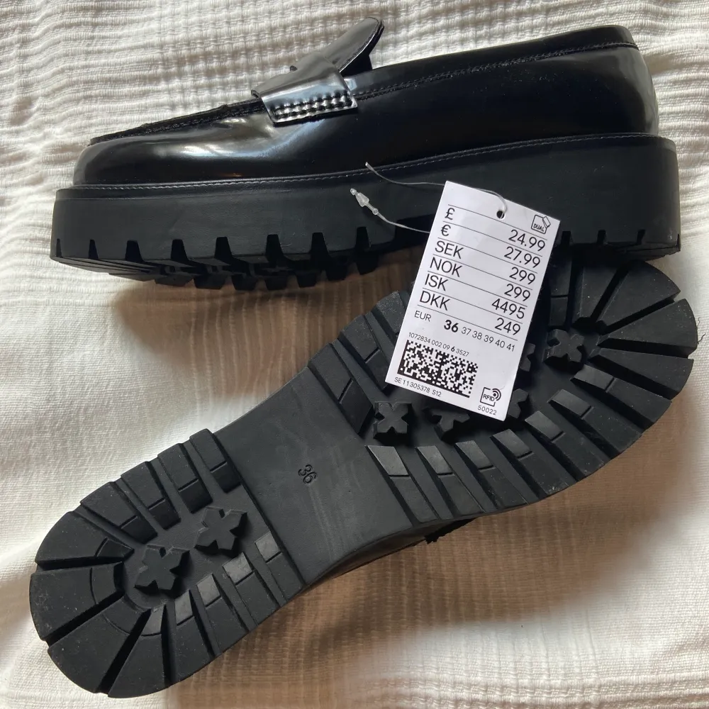 sprillans nya svarta loafers från h&m, endast testade inomhus. nypris 299kr🤎 möts i slussen eller postas, köp nu är på :). Skor.