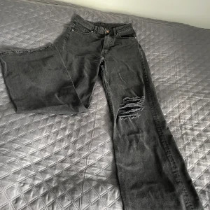 Raka HM jeans  - Hej! Jag säljer mina jeans från Hm. De är endast använda ett par gånger och inte mer. Säljs för 150kr!