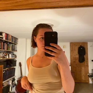 Linne - Beige linne i ”bikinimaterial” = jättenice!! Snyggt skuren! Dma för fler bilder och frågor. Köpare står för frakt, jag kan också oftast mötas upp i Malmö. Kolla gärna in mina andra annonser <3