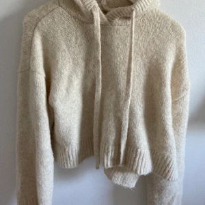 Tröja från zara - Jättefin stickad hoodie från zara som passar till allt