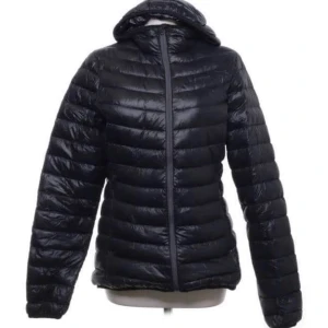 everest jacka - jacka i strl 38, säljer pga dålig användning, endast använd fåtal gånger. obs! finns i kävlinge