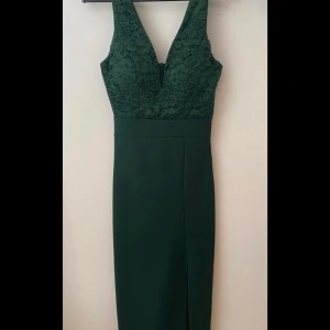 Midi Dress - En mörk grön klänning till salu, är använd enbart en gång. Jag står för frakten.