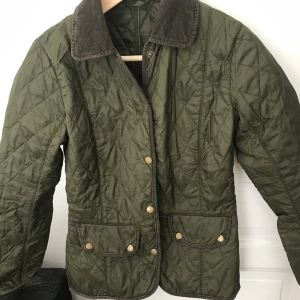 Höstjacka  - Knappt använd jacka. Strl xs men passar en small också. 