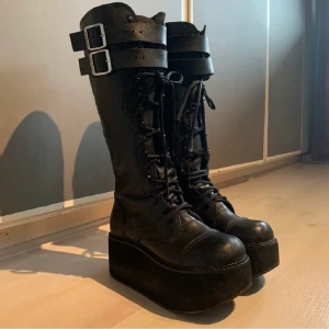 Demonias - Ursnygga skor som är väldigt gothic, köpta för 1699kr och är rengjorda. Har själv inte använt de utan fått från min mamma, är dock inte slitna alls.  Möts bara upp i Göteborg central då skorna är bökiga att frakta ❤️
