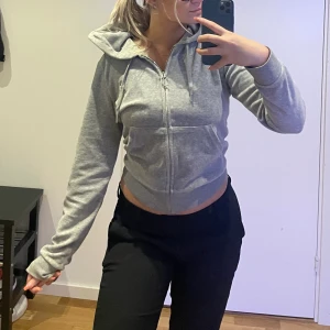Juicy couture zip hoodie  - Säljer min juicy couture zip hoodie i storlek s! Använd Max 2 gånger. SÄLJER FÖR 600 ordinarie pris är 1200kr😊