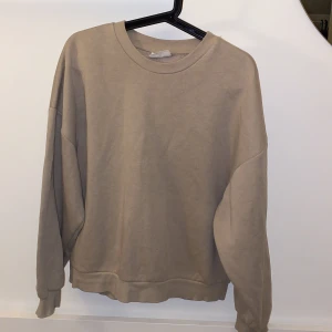 Beige sweatshirt  - Riktigt snygg sweatshirt, basic och skönt, stor storlek men kort. Säljer på grund av förliten storlek. 
