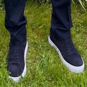 Blå mocka sneakers  - Blå mocka skor från vagabond i bra skick!!