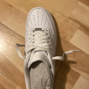 Nike skor - Nike air force .Helt nya beställda idag för stora för mig så valde och sälja pris 1000. Men kan diskuteras kan fraktas vart som helst och kan också  mötas upp.
