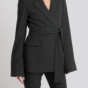 Blazer - Säljer hela detta settet från systrarna Hoss kollektion med NAkd. Det är storlek 34/36 och är i jättebra skick. Priset gäller för hela settet!