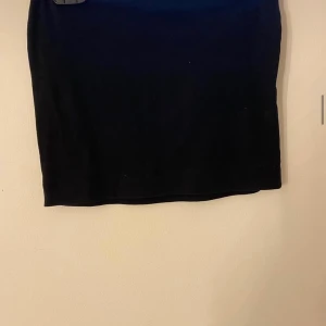 Svart tubkjol - Svart tubkjol från h&m, fint skick, storlek 134/140