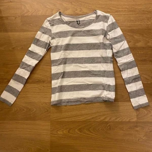 randig tröja  - grå/vitrandig tröja från Basic U, fint skick, storlek 146/152 men passar även lite större 