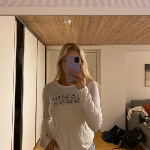 Gant tröja  - Säljer min långärmade t-shirt i storlek S från gant. Den är i ett jätteskönt och tunt material. Tveka inte att höra av er ifall ni undrar något💗