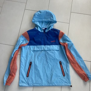 Vindjacka - En supersnygg vindjacka från Ellesse som inte kommer till användning längre💙  Storlek: 36