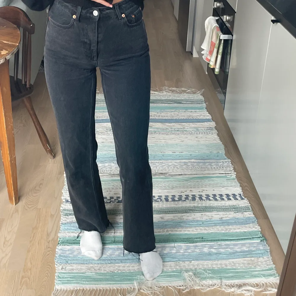 Svartgråa jeans från Weekday! Storlek 25/30 i modellen voyage. Ytterst lite avklippta, jag är 165 cm lång för referens på längd.. Jeans & Byxor.