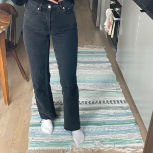 Gråa jeans - Svartgråa jeans från Weekday! Storlek 25/30 i modellen voyage. Ytterst lite avklippta, jag är 165 cm lång för referens på längd.