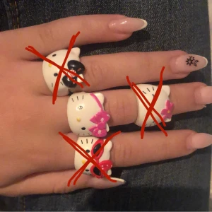 Ringar och örhängen  - Två första bilderna är ringar och den sista är det tre örhängen som man köper för 40kr styck, ringarna är 15kr styck ❤️hellokitty ringarna är justerbara 