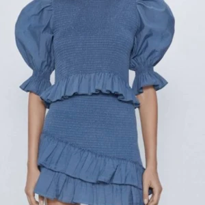 Set - Så fint set från Zara. Storlek S i topp och M i kjol. Säljer för det inte kom till användning i somras❤️ 280kr för båda delar