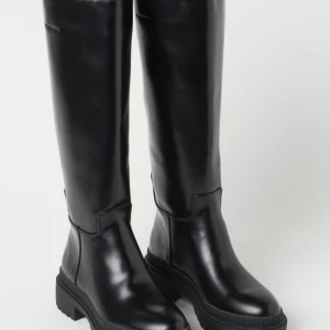 Svarta H&M stövlar - Säljer nu dessa super snygga och populära svarta höga stövlar ifrån H&M som har varit slutsålda både online och i butik i flera månader☺️Skorna är hela nya, men säljer dem då de tyvärr är för små för mig. Stövlarna köptes för 600 kr men pris kan diskuteras