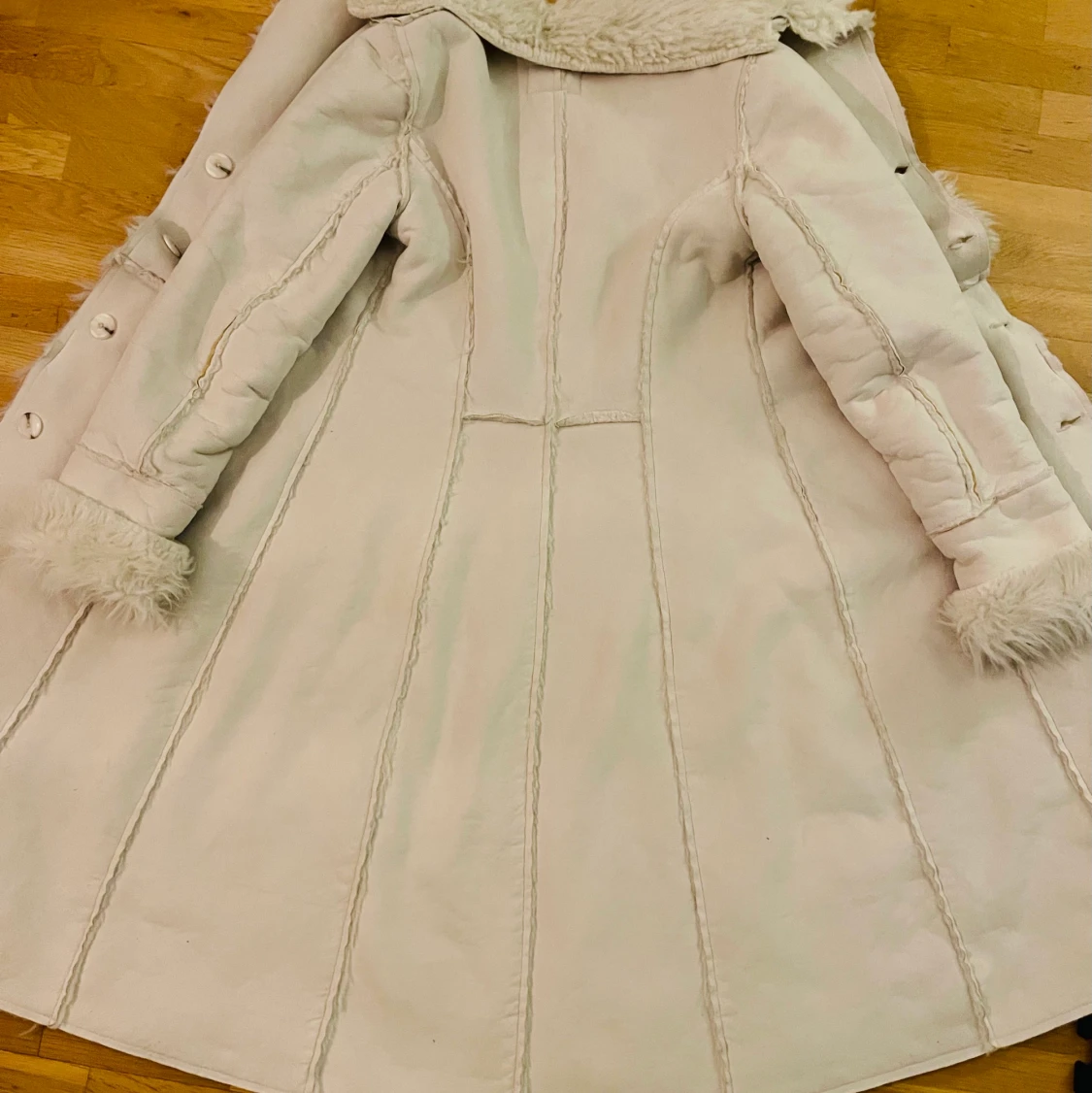 En benvit päls - 91