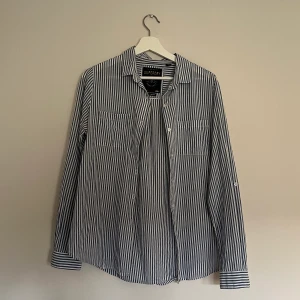 Blåvitrandig superdry skjorta - En underbar skjorta som jag tyvärr inte använder! 