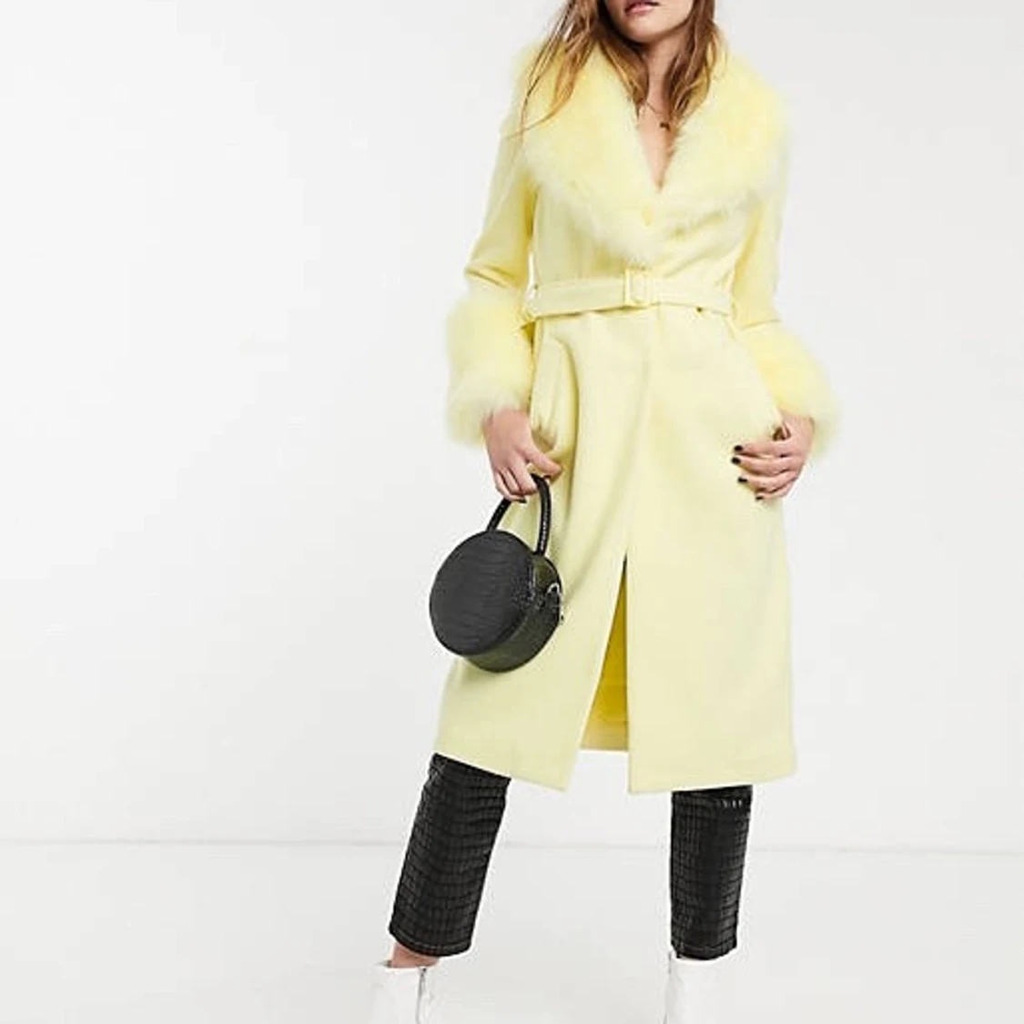 Citrongul kappa med pälskrage