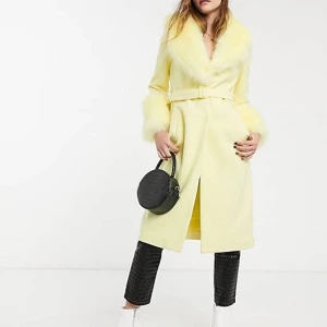 Citrongul kappa med pälskrage - Skitsnygg jacka som jag tyvärr aldrig använt köpt förra året och slutsåld! Strl 42 men jag som e 38 har inga problem att ha den, så den är snyggt oz.  Vill egentligen inte sälja denna men får aldrig användning så känns onödigt att ha i garderoben 