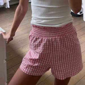 Rosa rutiga shorts från Asos!  Säljer pga fel size!