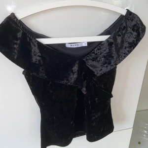 Topp XS - Svart offsholder topp i bra skick från NAKD. Velour tyg. Storlek XS. Skriv om du vill ha fler bilder på toppen.