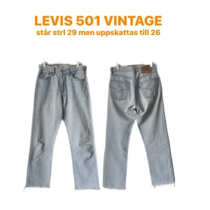 LEVIS 501 VINTAGE  - LEVIS 501 med en ljus tvätt dessa har varit med mig i ett par år och varit mina favoriter! Så de är lite slitna i rumpan men de har absolut några år kvar!! 💕💕står 29 men de är små i Strl så jag tror på 26! 